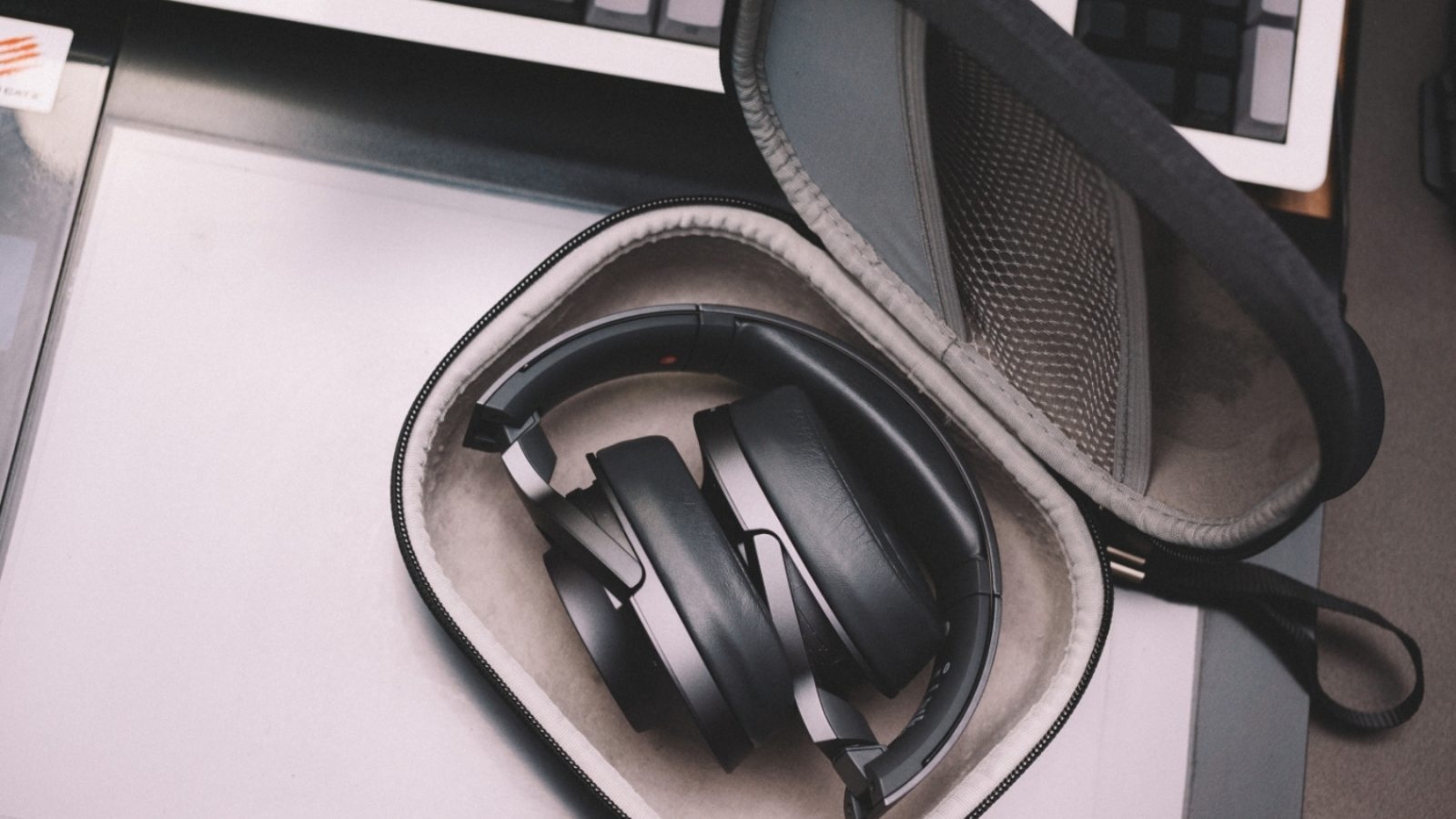 case-electronics-equipment-2080611-1600x900[4]